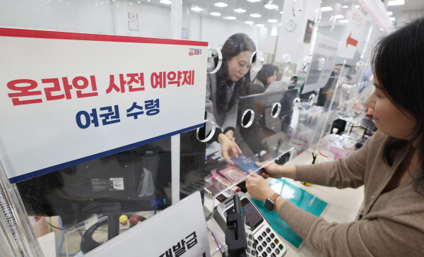 민원인이 사전예약한 여권을 수령하고 있다.