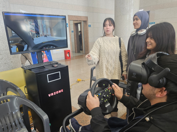 VR 가상음주체험을 하고 있다