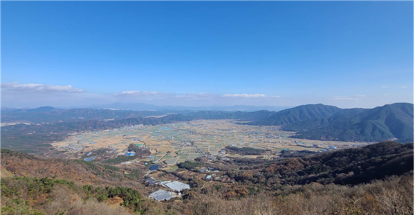 [사진3] 합천 대암상 정상(운석충돌구 외륜부)에서 조망한 적중-초계분지 전경