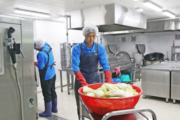 지역 내 취약계층을 위한 김장나눔 봉사활동 진행 모습