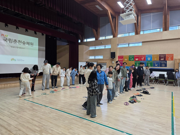 6일 춘천숲체원 어울림관에서 '톡!톡!톡! 가족 소통캠프' 참가 가족들이 ‘숲밧줄        나들이’ 프로그램 중 신체를 활용해 밧줄을 끝까지 옮기는 활동 진행