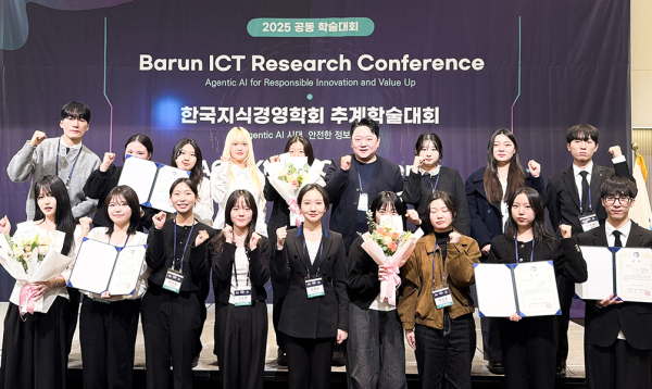 2025 한국지식경영학회 추계학술대회 공모전에서 수상한 순천향대 경영학과 동아리 M-cast 학생들이 단체사진을 촬영하고 있다.