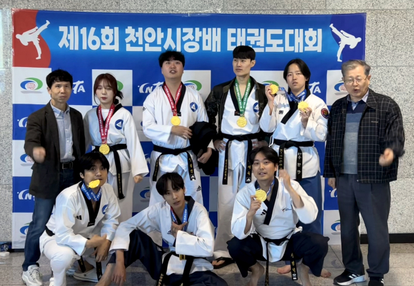 태권도 대회 후 단체사진 (왼쪽위부터 문화대 태권도 유광현 교수, 2학년 김예은, 이정인, 주재득, 주영원, 문화대 경찰행정학 장권영 교수, (아래 오른쪽으로) 권세인, 주정훈, 서명덕)