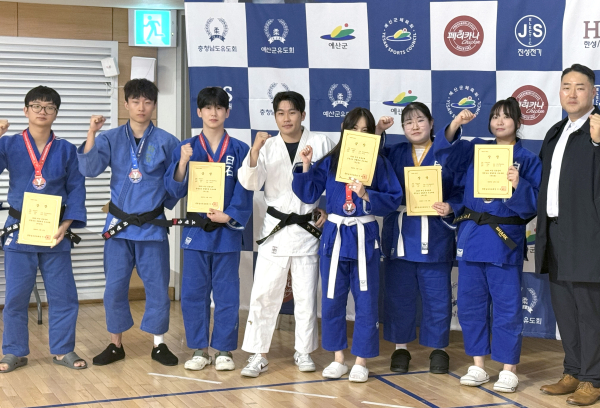 유도 대회 후 단체사진 (왼쪽부터 1학년 전형민, 2학년 최현준, 오현준, 정병훈, 최수빈, 손명선, 김사랑, 지도교수 오진석 교수)