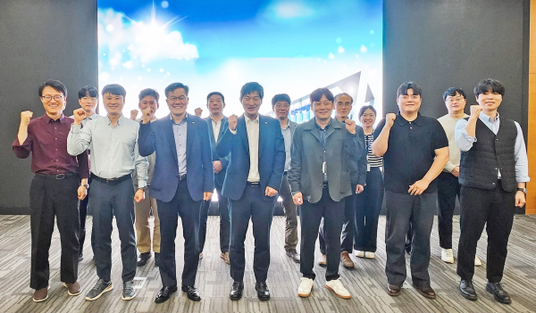 이현우 서부발전 안전경영처장(앞줄 왼쪽 세 번째)과 참석자들이 기념촬영하는 모습