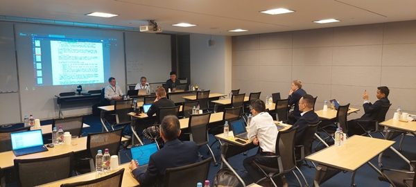 2024년 서울에서 열린 JWG2 회의에서 ETRI 연구진이 AI 시스템 테스트 기준 제정을 위해 국제표준 전문가들과 논의 중인 모습