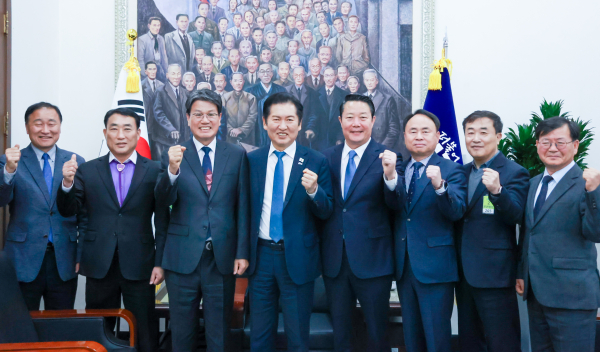 지난 17일, 국회를 방문해 7개 지자체 대표들과 정청래 대표가 기념 촬영