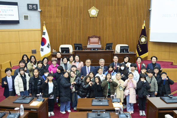 가장동 어린이 주민자치회 견학 진행 단체사진