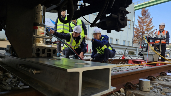 지난 19일, 판암차량기지에서 경영진 주관 열차 탈선 복구 훈련을 실시했다.(사진의 오른쪽에서 2번째 이광축 사장)