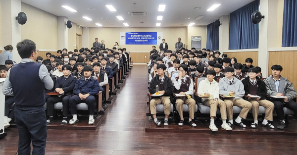 충남반도체마이스터고에서 열린 ‘2025년 삼성·한국전력 인사 초청 취업 멘토링 콘서트’에서 학생들이 강연을 듣고 있다.
