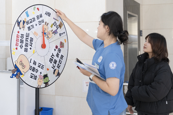 설명회 룰렛경품에 참여하는 모습