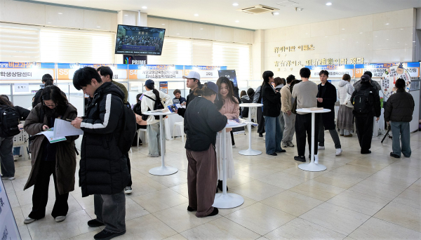 설명회에 참가하는 학생모습