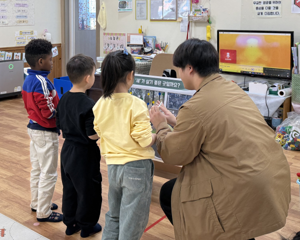아산시 유아ㆍ초등학생 대상 인공새집 생태교육 진행 모습