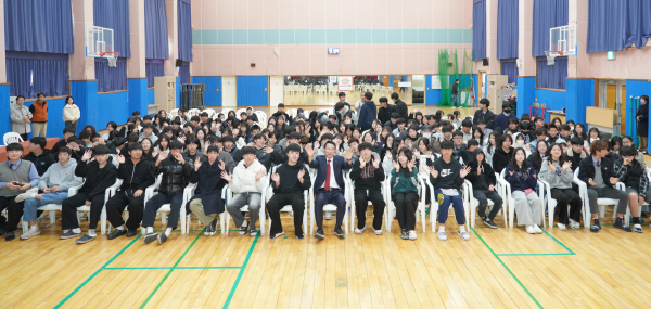 이완섭 서산시장이 해미중학교서 진로 특강 기념 단체사진