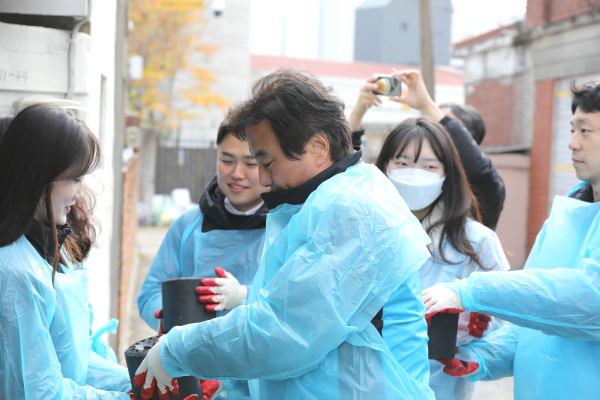 독거 어르신 12가정에 연탄 3천 1백장 배달 모습(대전도시공사 이성진 상임감사)