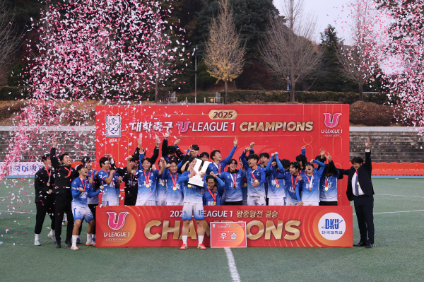 우승을 차지한 축구부가 기념 촬영을 했다.