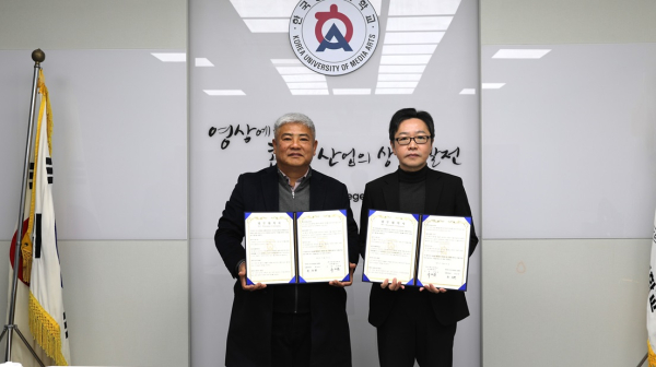 한국영상대학교 유세문 단장(오른쪽)과 부여히스토리영화제 정성면 공동집행위원장이 지역영화산업 발전을 위해 업무협약을 맺고 기념사진