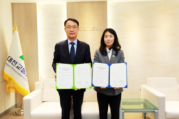 20일, 본사에서 굿네이버스 대전충북사업본부와 ESG 사회공헌 협력을 위한 업무협약을 체결했다.(사진의 왼쪽 이광축 사장, 오른쪽 김지혜 굿네이버스 대전충북사업본부장)