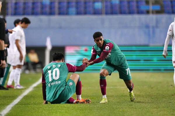 주민규, 주앙빅토르 선수