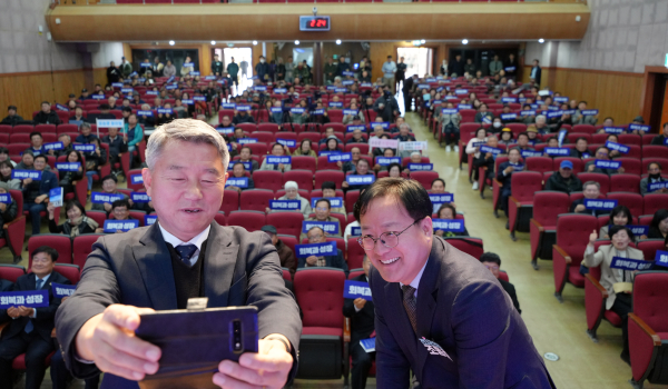 유승광 박사와 조동준 전 의장이 참석자들과 함께 셀카를 찍고 있다.