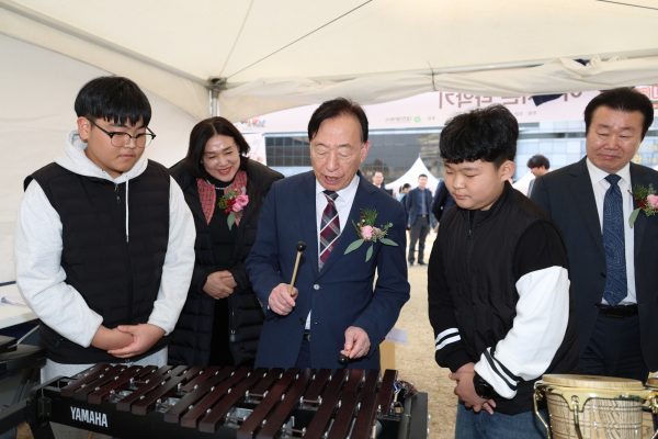 '제9회 학교예술교육박람회' 현장을 둘러보고 있는 설동호 교육감