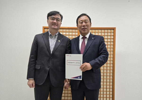 (왼쪽부터) 임기근 기재부 제2차관, 최민호 시장 방문 건의 모습