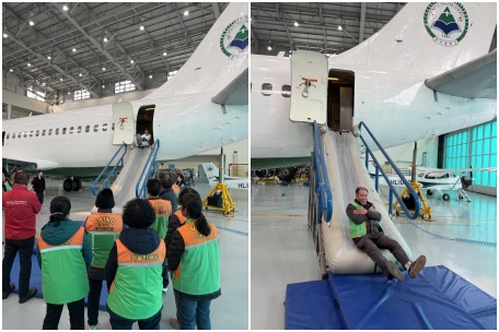청양군 지역자율방재단 단원들이 한서대학교 재난안전교육원에서 항공기 비상탈출 체험교육을 받으며 실제 상황에 대비한 안전훈련 모습