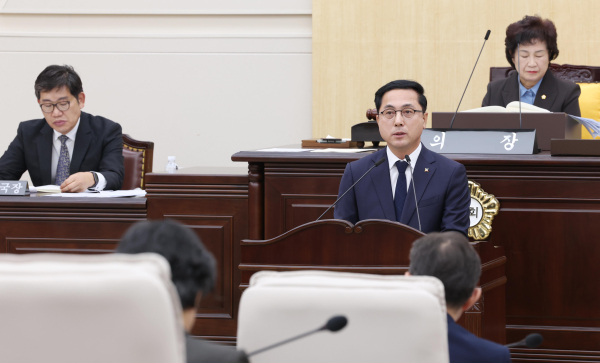 박희조 동구청장이 25일 제290회 정례회 개회식에서 시정연설을 하고 있다.