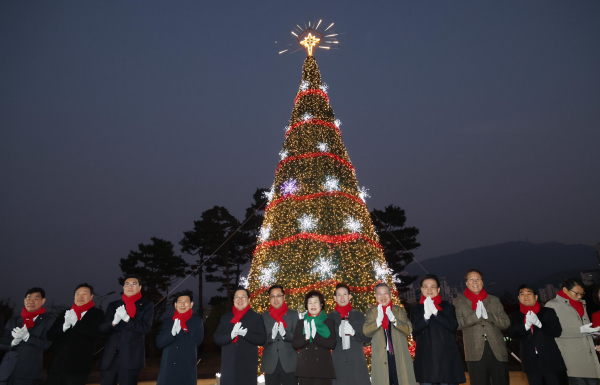 박희조 동구청장과 내빈들이 구청 잔디광장에서 성탄트리 점등식에 참여하고 있다.