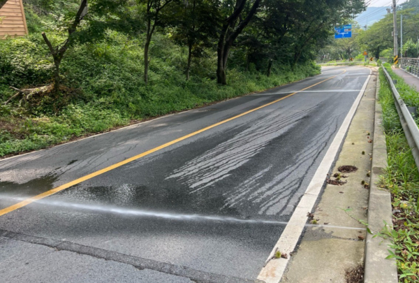 대전 대덕구가 전국 최초로 겨울철 자동염수분사장치에 빗물저장 기능을 결합한 친환경 도로관리 시스템.