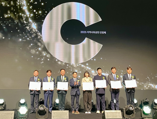 2025 지역사회공헌인정제 수상 현장 * aT ESG경영부 이순영 부장(우측 4번째)