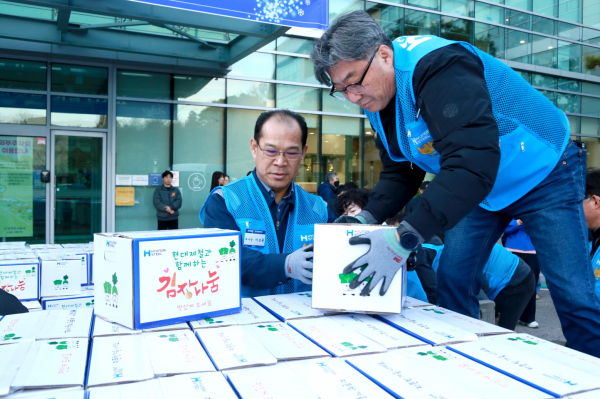 당진제철소가 26일 당진시종합복지타운에서 관내 복지시설과 취약계층을 대상으로 김장 김치를 전달했다