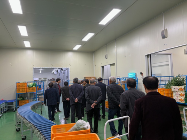 대한노인회 청양군지회 직원과 경로당 분회장들이 대치면 먹거리종합타운을 둘러보며, 무상급식 및 공공급식 사업 관련 현장을 점검하고 있는 모습