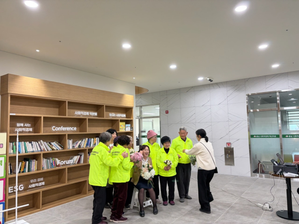 강미희 관장과 2025년 노인 일자리 및 사회활동 지원사업에 참여한 어르신들이 성과보고회 기념촬영