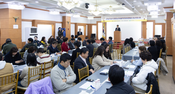 2025 청양군 사회복지사협회 송년의밤 행사에서 김돈곤 군수가 축하의 말을 전하고 있다.