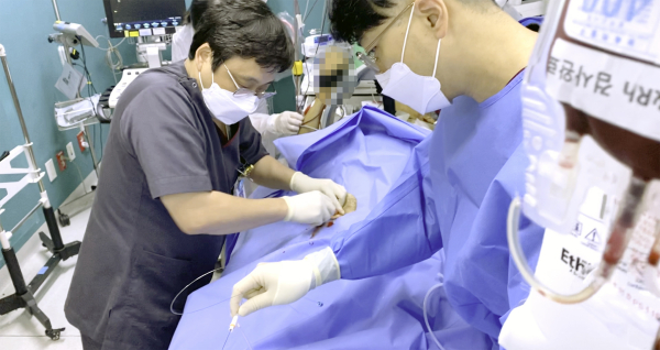 충남권역외상센터 의료진들이 외상성 심정지 환자에게 레보아 시술을 하는 장면