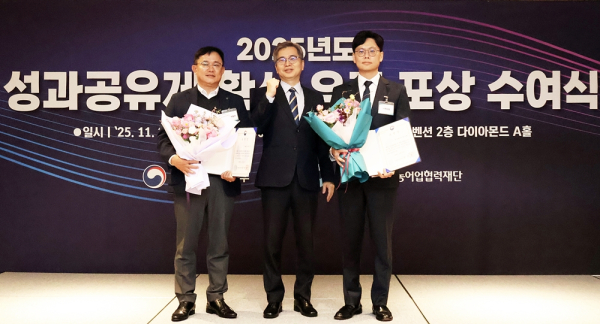 지난 27일, 2025 성과공유제 확산유공 장관상을 수상했다.   (사진 왼쪽부터 대전교통공사 이경복 전략사업실장, 중소벤처기업부 상생협력정책과 이청일과장, ㈜앤트랩 최동걸대표)