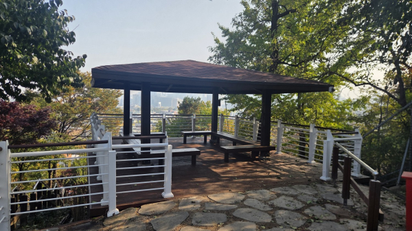 서울맹학교에 조성된 나눔숲 정자 사진