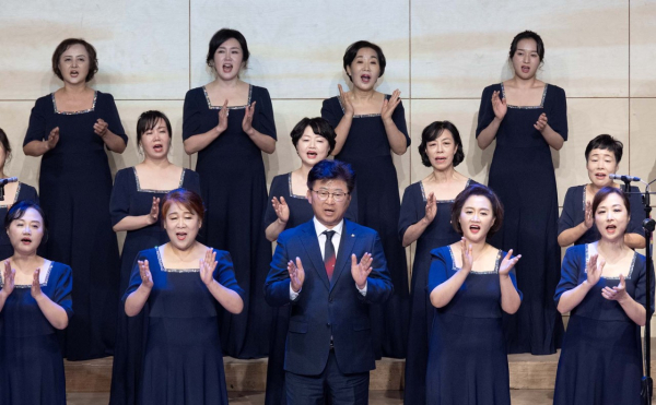 최충규 대덕구청장(사진 첫 번째 줄 가운데)과 대덕구여성합창단이 함께 무대에 올라 합창을 선보이고 있다.