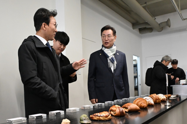 김민석 국무총리, 대전 중구 대흥동 일대 중소빵집 방문 현장(뮤제베이커리)