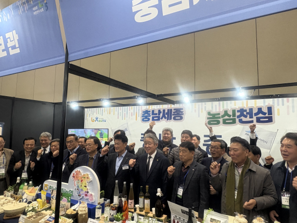 강호동 농협중앙회장과 충남세종지역 지역농축협 조합장들이  「K-라이스페스타」에서 충남세종 쌀 가공식품의 경쟁력 강화와 쌀 소비 촉진을 응원하고 있다.