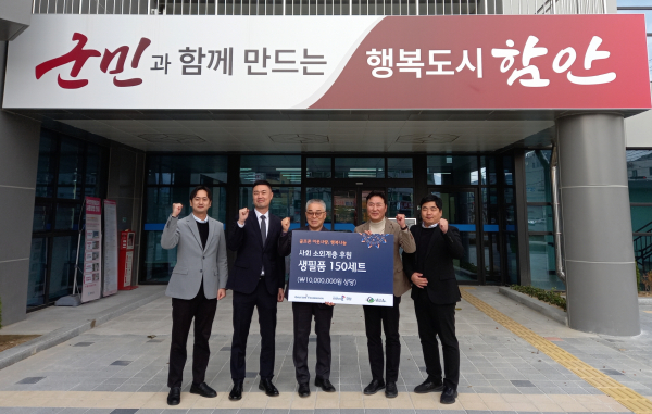 (왼쪽부터) 골프존카운티 김현준 매니저, 골프존문화재단 박영준 팀장, 박문수 칠원읍장, 골프존카운티 이승준 사업부장, 김동근 지배인이 기념촬영을 하고 있다