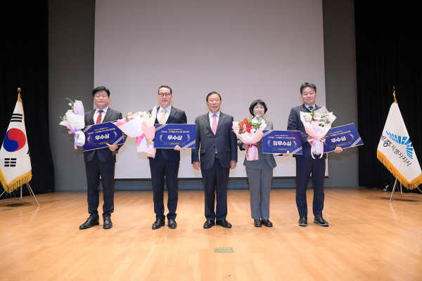 ‘2025년 세종시 자체 규제개선·적극행정 우수사례 경진대회’ 시상식(왼쪽부터)손덕남 감사위원회 사무국장, 유병학 문화유산과장, 최민호 시장, 고명남 세정과 세정팀장, 함재욱 산업입지과장
