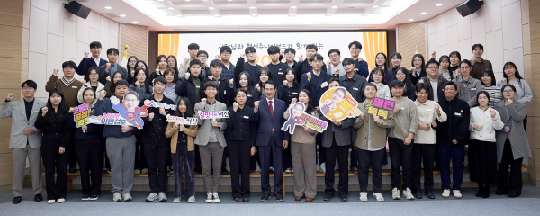 지난 1일 시청 대회의실에서 열린 ‘2025  세대공감 토크콘서트’ 개최 단체사진