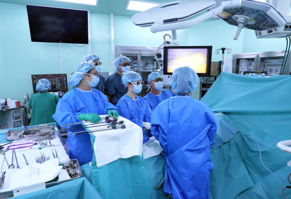 단국대병원에서 연수중인 몽골 의사들이 외과 복강경 수술을 참관하고 있다