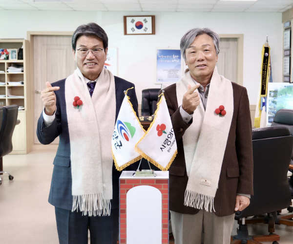 김돈곤 군수(왼쪽)와 충남사회복지공동모금회 성우종 회장(오른쪽)이 함께 포즈를 취하고 있다.