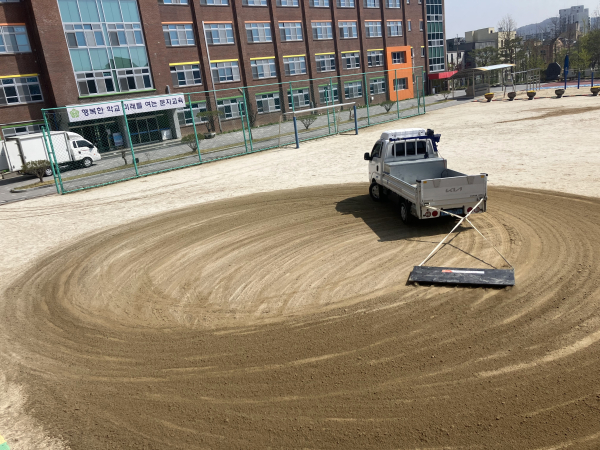 학교 운동장 관리 모습