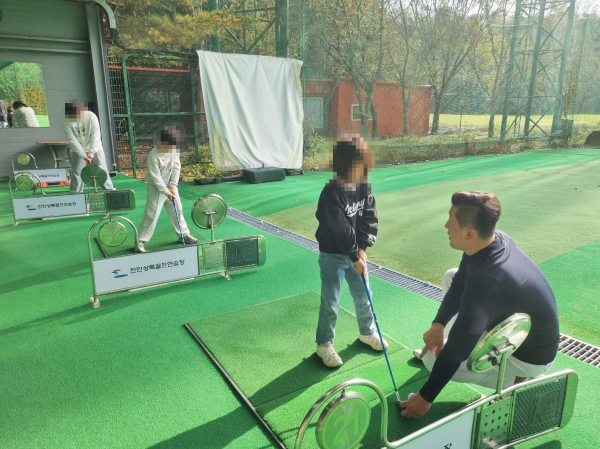 초등학생 대상 골프 교육 프로그램 ‘스마일 리틀 스윙’ 교육 모습