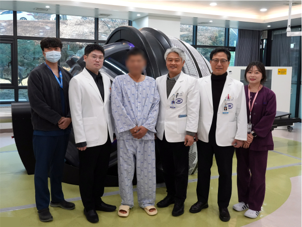 ZAP-X 방사선뇌수술 200번 째환자와 기념사진