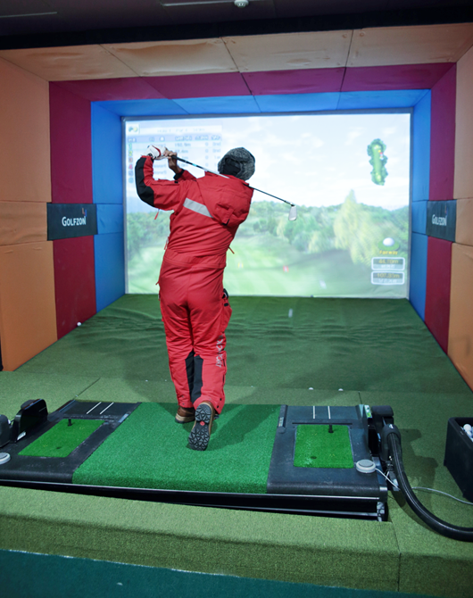 남극 세종과학기지에 설치된 골프존 시뮬레이터에서 한 연구대원이 스크린골프 라운드를 하고 있다